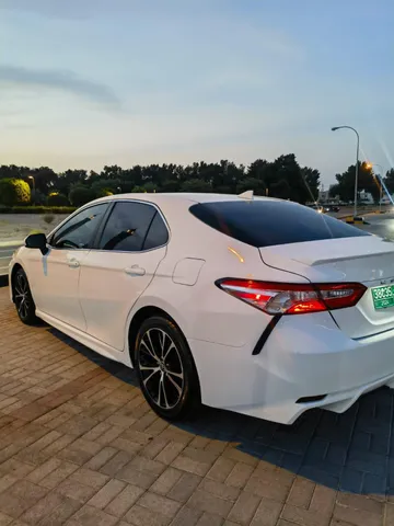 Toyota Camry 2.5L SE (204 HP) 2020