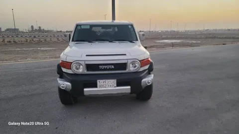 استكشف undefined undefined الصور الخارجية والداخلية. اكتشف جميع جوانب وتفاصيل السيارات.