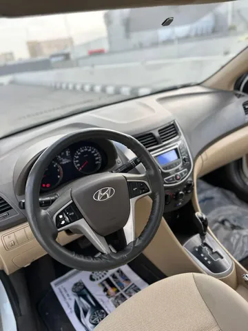 استكشف undefined undefined الصور الخارجية والداخلية. اكتشف جميع جوانب وتفاصيل السيارات.