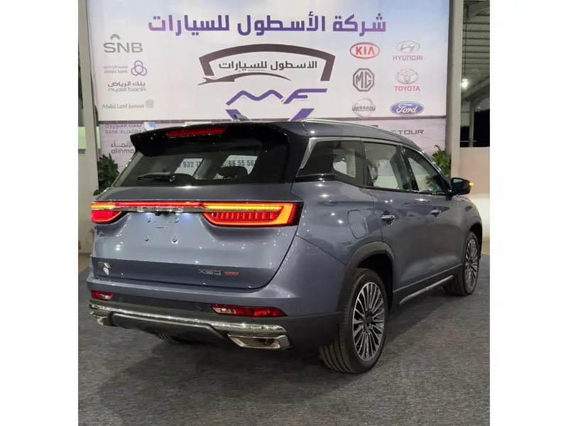 استكشف undefined undefined الصور الخارجية والداخلية. اكتشف جميع جوانب وتفاصيل السيارات.