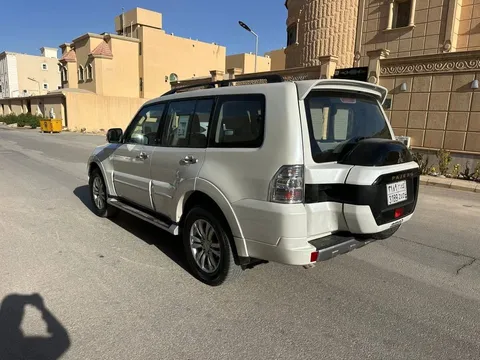 استكشف undefined undefined الصور الخارجية والداخلية. اكتشف جميع جوانب وتفاصيل السيارات.