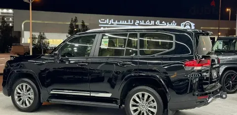 استكشف undefined undefined الصور الخارجية والداخلية. اكتشف جميع جوانب وتفاصيل السيارات.