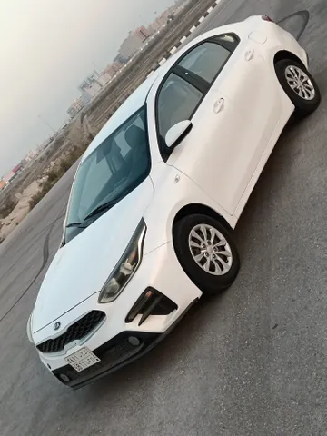 استكشف undefined undefined الصور الخارجية والداخلية. اكتشف جميع جوانب وتفاصيل السيارات.