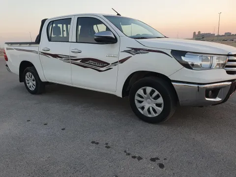 استكشف undefined undefined الصور الخارجية والداخلية. اكتشف جميع جوانب وتفاصيل السيارات.