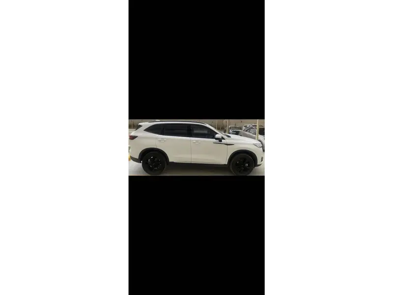 استكشف undefined undefined الصور الخارجية والداخلية. اكتشف جميع جوانب وتفاصيل السيارات.