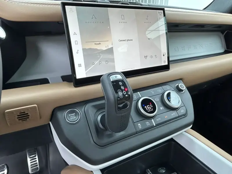Land Rover Defender 2025