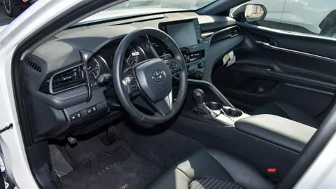 New Toyota Camry 2.5L SE 178 HP 2023