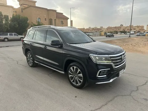 استكشف undefined undefined الصور الخارجية والداخلية. اكتشف جميع جوانب وتفاصيل السيارات.