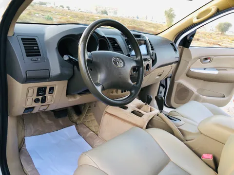 Toyota Fortuner 2.7L (4X4) 2010