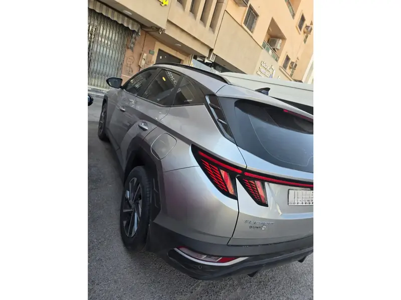 استكشف undefined undefined الصور الخارجية والداخلية. اكتشف جميع جوانب وتفاصيل السيارات.