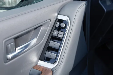 Discover undefined undefined Exterior Interior Images.Find all aspects and details of cars.