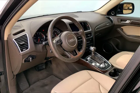 استكشف undefined undefined الصور الخارجية والداخلية. اكتشف جميع جوانب وتفاصيل السيارات.