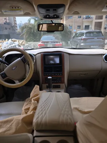 استكشف undefined undefined الصور الخارجية والداخلية. اكتشف جميع جوانب وتفاصيل السيارات.
