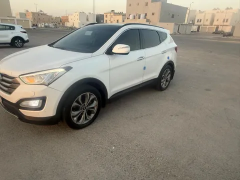 استكشف undefined undefined الصور الخارجية والداخلية. اكتشف جميع جوانب وتفاصيل السيارات.