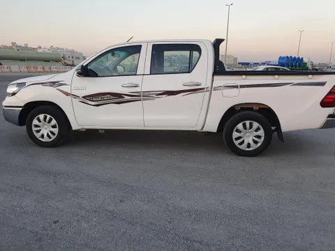 استكشف undefined undefined الصور الخارجية والداخلية. اكتشف جميع جوانب وتفاصيل السيارات.