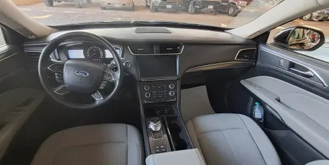 استكشف undefined undefined الصور الخارجية والداخلية. اكتشف جميع جوانب وتفاصيل السيارات.