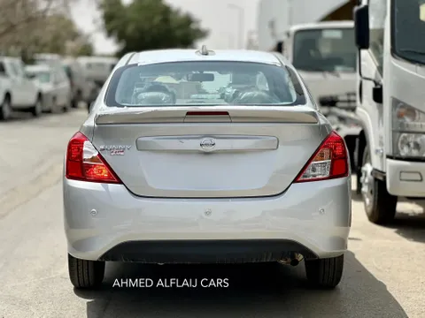 استكشف undefined undefined الصور الخارجية والداخلية. اكتشف جميع جوانب وتفاصيل السيارات.
