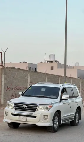 استكشف undefined undefined الصور الخارجية والداخلية. اكتشف جميع جوانب وتفاصيل السيارات.