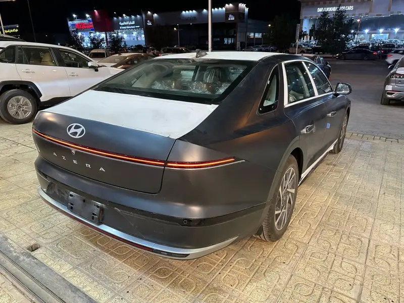 استكشف undefined undefined الصور الخارجية والداخلية. اكتشف جميع جوانب وتفاصيل السيارات.