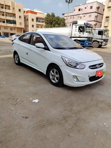 استكشف undefined undefined الصور الخارجية والداخلية. اكتشف جميع جوانب وتفاصيل السيارات.