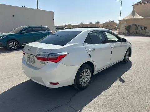 استكشف undefined undefined الصور الخارجية والداخلية. اكتشف جميع جوانب وتفاصيل السيارات.