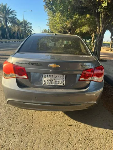 استكشف undefined undefined الصور الخارجية والداخلية. اكتشف جميع جوانب وتفاصيل السيارات.