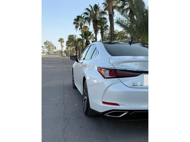 Lexus ES 2025