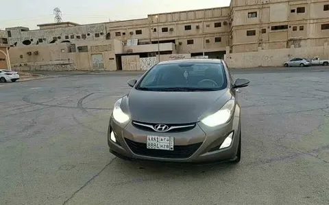 استكشف undefined undefined الصور الخارجية والداخلية. اكتشف جميع جوانب وتفاصيل السيارات.