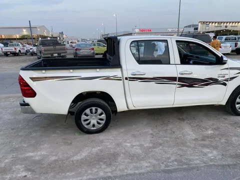 استكشف undefined undefined الصور الخارجية والداخلية. اكتشف جميع جوانب وتفاصيل السيارات.