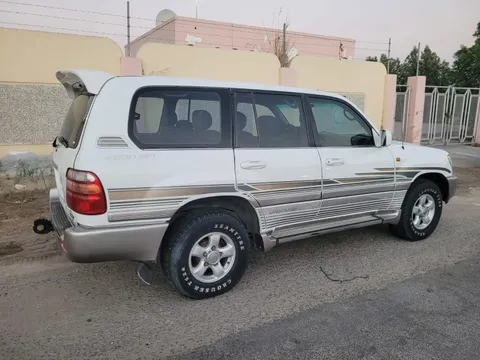 استكشف undefined undefined الصور الخارجية والداخلية. اكتشف جميع جوانب وتفاصيل السيارات.