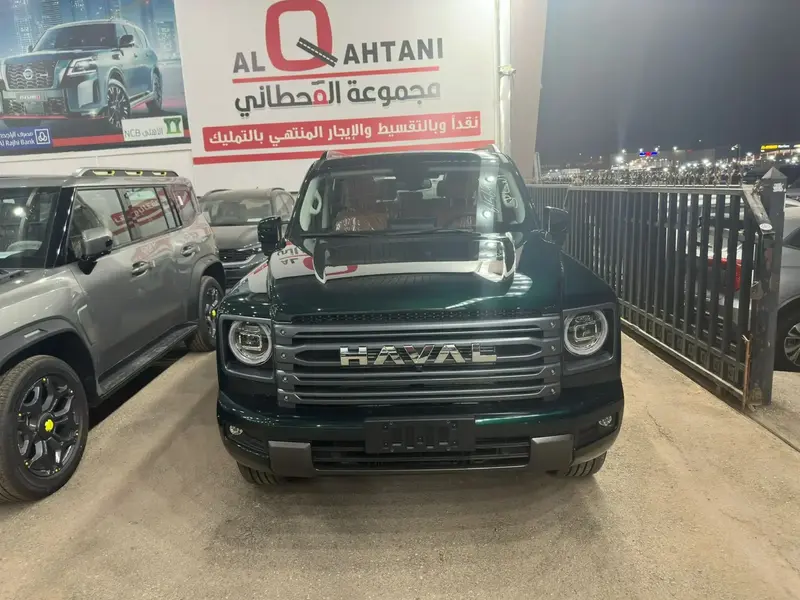 استكشف undefined undefined الصور الخارجية والداخلية. اكتشف جميع جوانب وتفاصيل السيارات.