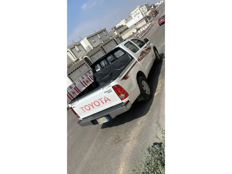 استكشف undefined undefined الصور الخارجية والداخلية. اكتشف جميع جوانب وتفاصيل السيارات.