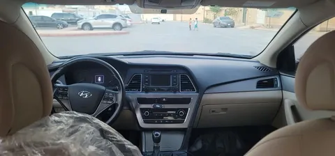 استكشف undefined undefined الصور الخارجية والداخلية. اكتشف جميع جوانب وتفاصيل السيارات.