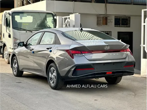 استكشف undefined undefined الصور الخارجية والداخلية. اكتشف جميع جوانب وتفاصيل السيارات.