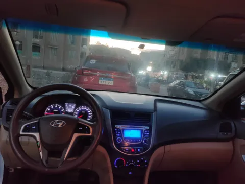 استكشف undefined undefined الصور الخارجية والداخلية. اكتشف جميع جوانب وتفاصيل السيارات.