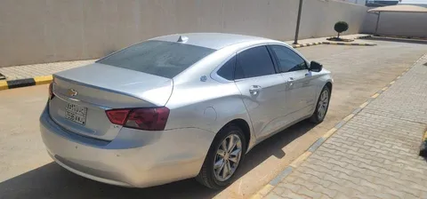 استكشف undefined undefined الصور الخارجية والداخلية. اكتشف جميع جوانب وتفاصيل السيارات.