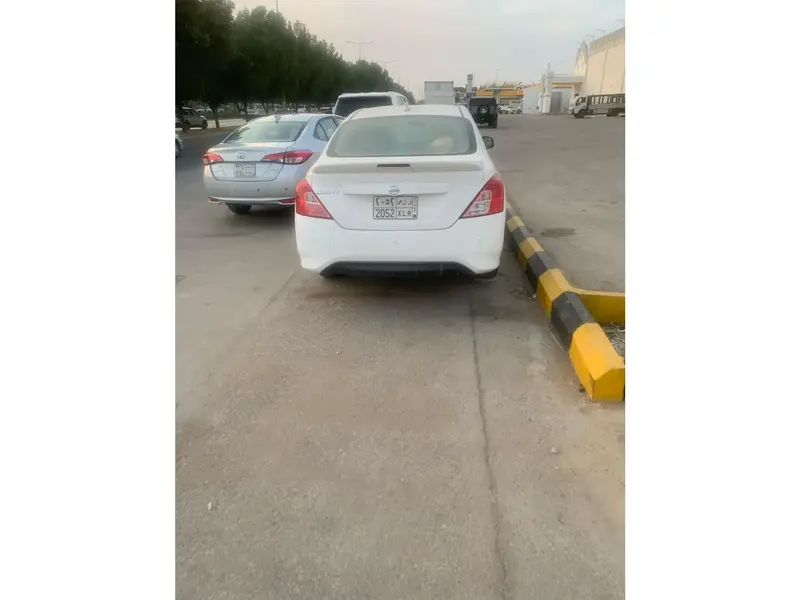 استكشف undefined undefined الصور الخارجية والداخلية. اكتشف جميع جوانب وتفاصيل السيارات.