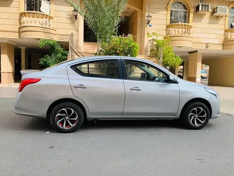استكشف undefined undefined الصور الخارجية والداخلية. اكتشف جميع جوانب وتفاصيل السيارات.
