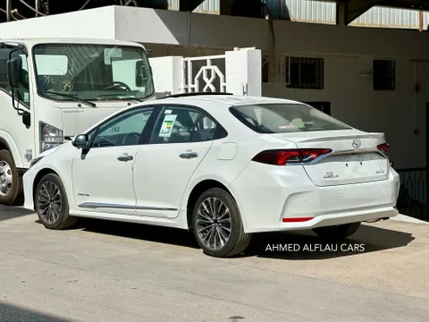 استكشف undefined undefined الصور الخارجية والداخلية. اكتشف جميع جوانب وتفاصيل السيارات.