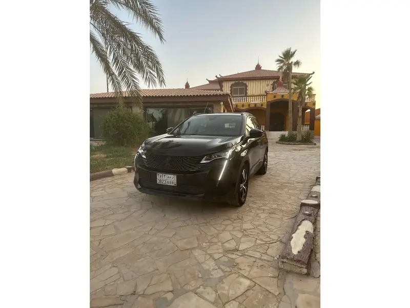 استكشف undefined undefined الصور الخارجية والداخلية. اكتشف جميع جوانب وتفاصيل السيارات.