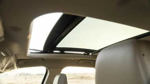 استكشف undefined undefined الصور الخارجية والداخلية. اكتشف جميع جوانب وتفاصيل السيارات.