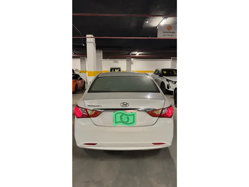 استكشف undefined undefined الصور الخارجية والداخلية. اكتشف جميع جوانب وتفاصيل السيارات.