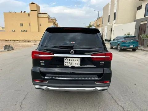 استكشف undefined undefined الصور الخارجية والداخلية. اكتشف جميع جوانب وتفاصيل السيارات.