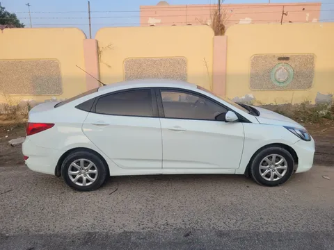 استكشف undefined undefined الصور الخارجية والداخلية. اكتشف جميع جوانب وتفاصيل السيارات.