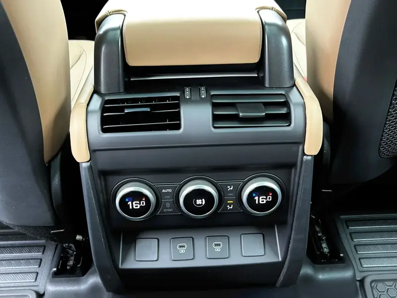 Land Rover Defender 2025