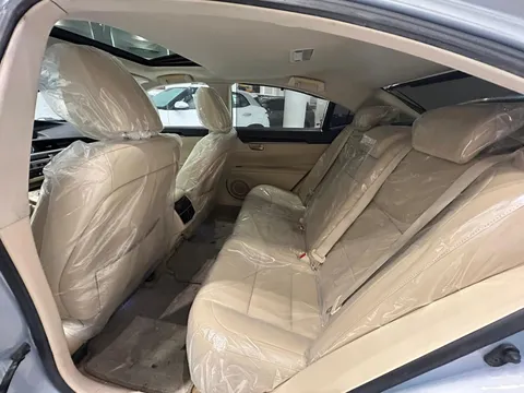 Lexus ES 350 4 door 3.5L 2014