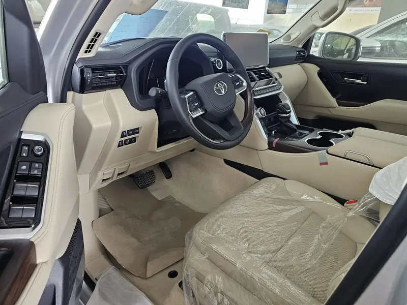 Discover undefined undefined Exterior Interior Images.Find all aspects and details of cars.