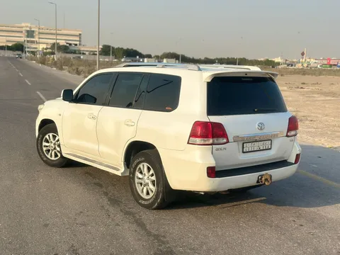 استكشف undefined undefined الصور الخارجية والداخلية. اكتشف جميع جوانب وتفاصيل السيارات.
