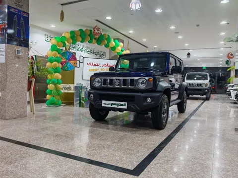 استكشف undefined undefined الصور الخارجية والداخلية. اكتشف جميع جوانب وتفاصيل السيارات.