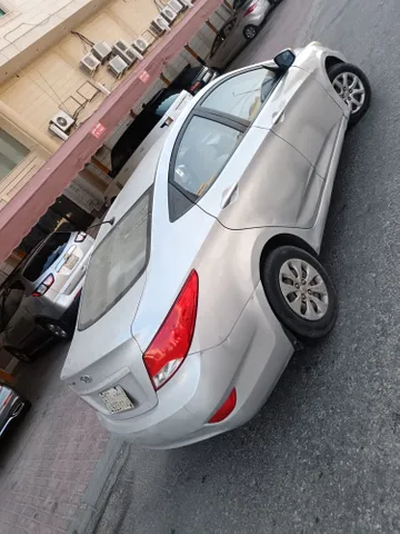 استكشف undefined undefined الصور الخارجية والداخلية. اكتشف جميع جوانب وتفاصيل السيارات.